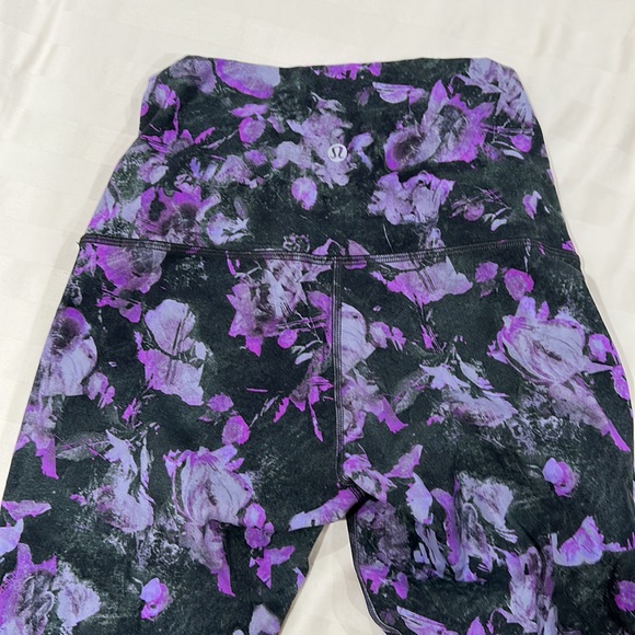 Lululemon wunderunder leggings 23” size 4 purple color laser cut, almost new - Picture 3 of 4